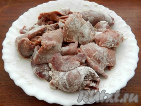 Каждый кусочек печени обвалять в муке со всех сторон.