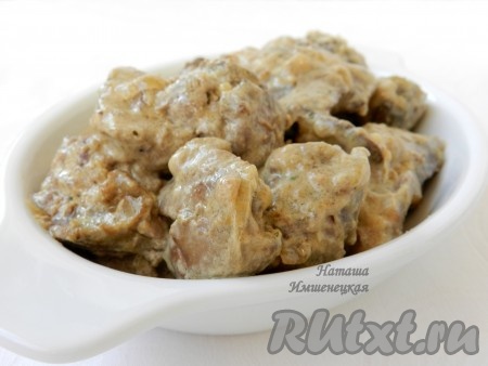 Куриная печень с луком в сливках на сковороде