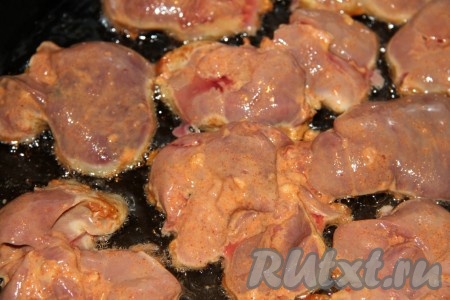 На  раскаленную сковороду наливаем растительное  масло, когда оно прогреется, выкладываем печень. Обжариваем до золотистой корочки.
