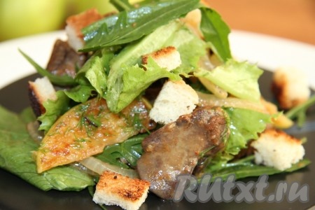 Теплый салат из куриной печени с рукколой