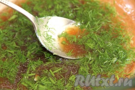 Перемешиваем апельсиновый сок, лимонный сок, соевый соус и оливковое масло. Добавляем нарезанный укроп. Считаю эту заправку самой лучшей!
