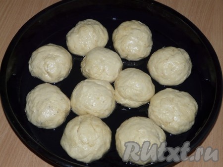 Тесто разделить на порции, сформировать булочки и выложить их на противень (противень смазать растительным маслом). Поставить противень в тёплое место, чтобы банановые булочки поднялись.
