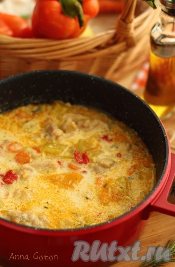 4. Добавить курицу и влить бульон. Тушить под крышкой на среднем огне около 20 минут.
