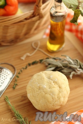 8. Выложить тесто на слегка посыпанную мукой поверхность, собрать в шар.
