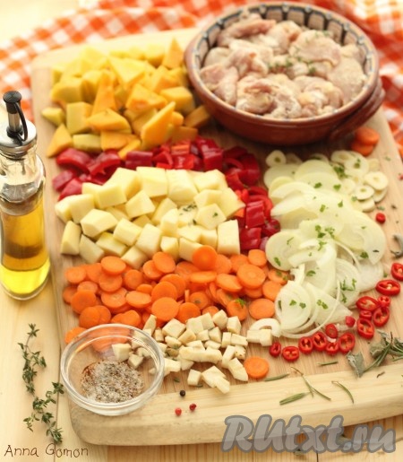 1. Срезать с мяса лишний жир и сухожилия, нарезать крупными кубиками. Кукурузную муку посолить, обвалять в ней курицу, излишки стряхнуть. Лук нарезать полукольцами, морковь - тонкими кружочками, болгарский перец, тыкву и кабачок – кубиками. Чеснок измельчить. Тимьян, розмарин и шалфей мелко порубить.
