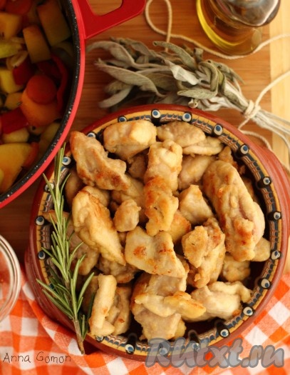 2. Нагреть небольшое количество оливкового масла в кастрюле с толстым дном, обжарить куриное мясо на сильном огне. Переложить в миску.
