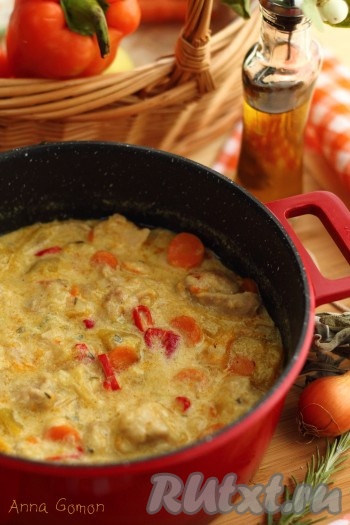 5. Влить сливки, уменьшить огонь и тушить еще 5-10 минут до загустения.
