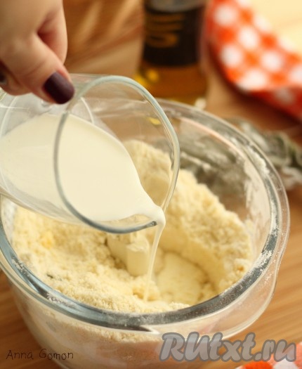 7. Постепенно вливая молоко, замесить крутое тесто.
