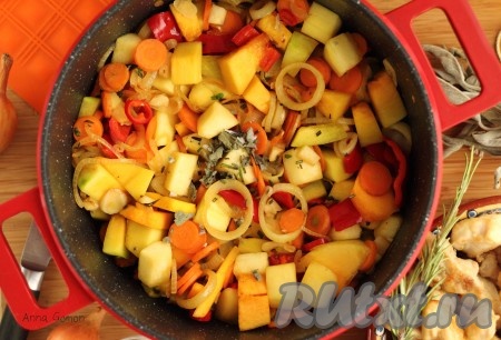 3. В этой же кастрюле обжарить овощи в течение 5 минут. Посолить, приправить пряными травами.
