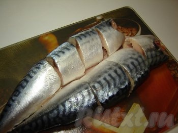 Разрежьте тушку&nbsp; скумбрии на порционные кусочки.