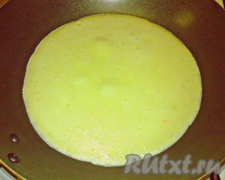 Перед выпечкой первого и последующих блинов перемешиваем блинное тесто, чтобы оно не застаивалось. Хорошо разогреваем сковороду, смазанную маслом, выкладываем половник блинного теста, замешанного на сгущёнке, равномерно распределяем по дну сковородки. Жарим блинчик на среднем огне до подрумянивания снизу.