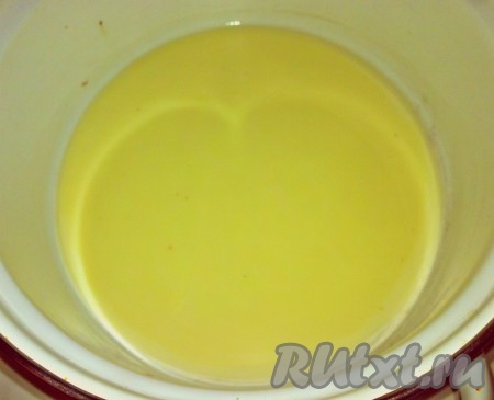 Сгущённое молоко вливаем в глубокую миску.