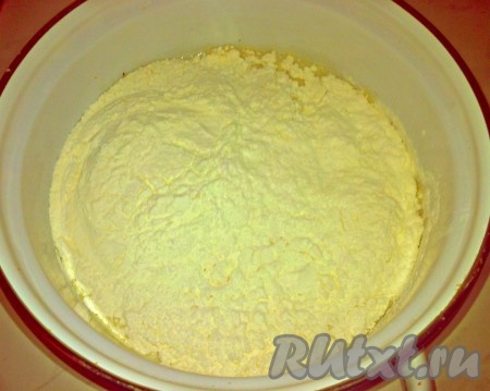 Добавляем яйца, соль, хорошенько перемешиваем венчиком в течение 2-3 минут. Всыпаем муку в два захода, каждый раз тщательно перемешивая блинное тесто.