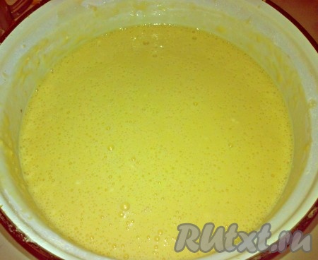 В получившееся тесто тонкой струйкой, постоянно перемешивая венчиком, вливаем 250 миллилитров воды, предварительно доведённой до кипения. Добавляя воду, учитывайте, что блинное тесто должно получиться однородным, в меру жидким, можно сказать, льющимся, но и жидким, как вода, оно быть не должно. Затем вливаем растительное масло и ещё раз перемешиваем. Оставляем тесто на 10 минут "отдохнуть".