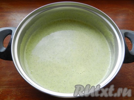 Влить сливки, перемешать,  прогреть до кипения, но не кипятить. Вкусный и полезный суп-пюре  с капустой брокколи готов.