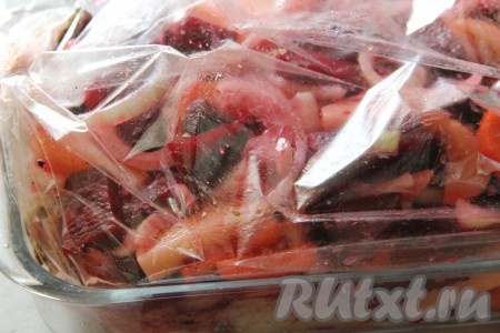 В рукав для запекания выложить рыбку и наши овощи. Хорошенько завязать концы пакета и отправить в предварительно разогретую до 180 градусов духовку.
