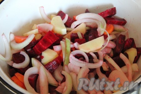 Свеклу, морковь, картофель и лук очистить, нарезать соломкой или любой другой формы. Посолить овощи и поперчить.
