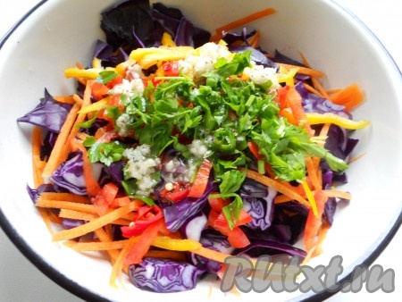 Зелень измельчить и вместе с заправкой добавить к овощам.