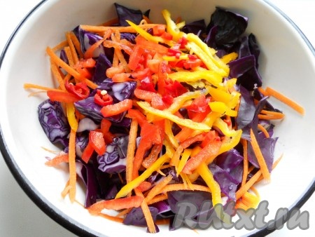 Перец болгарский нарезать соломкой, перец чили - тоненькими полукружочками.