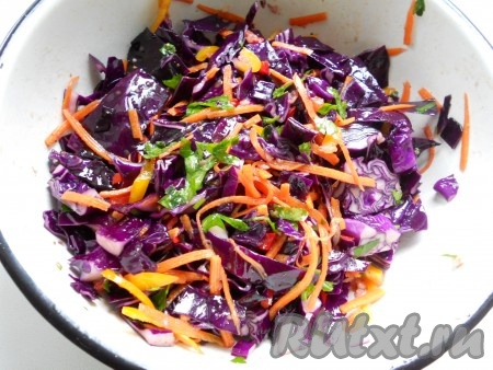 Хорошо перемешать и рукой помять все овощи до выделения жидкости.