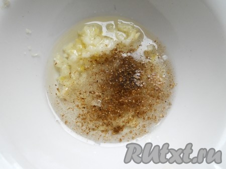 Приготовить заправку: смешать растительное масло с уксусом, солью, сахаром, добавить кориандр и пропущенный через пресс чеснок.&nbsp;
