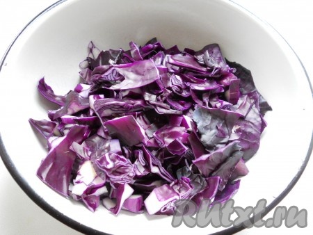 Капусту очистить от верхних поврежденных листьев. Нарезать небольшими кубиками (примерно 3х3 см).