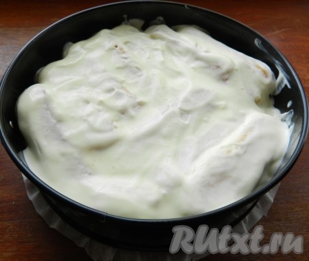 Затем таким же образом выложить еще один слой печенья и весь оставшийся крем. Накрыть форму пищевой пленкой и убрать в холодильник на 4-5 часов или на ночь. Готовый торт аккуратно вынуть из формы, присыпать натертым на терке шоколадом или украсить по своему вкусу.
