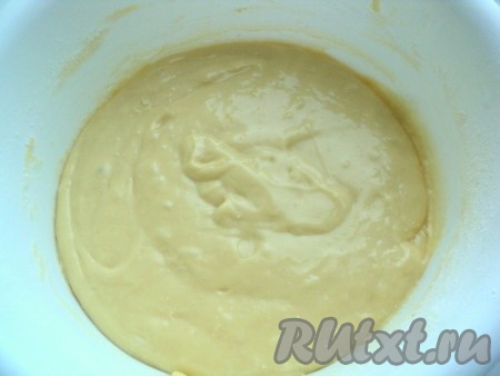 2 стакана просеянной муки смешать с содой, всыпать в смесь яиц и сгущёнки, перемешать венчиком. Затем, постепенно всыпая оставшуюся просеянную муку, замесить однородное тесто, напоминающее по консистенции достаточно густую сметану. В зависимости от величины яиц, муки может понадобиться больше или меньше.