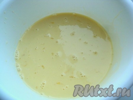 Яйца смешать венчиком со сгущённым молоком.