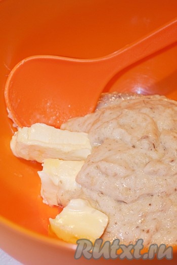 С помощью блендера размять бананы и соединить их с маслом комнатной температуры.