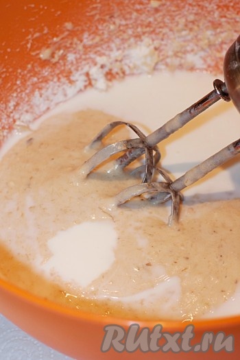 Влить молоко, все хорошенько перемешать. Советую использовать блендер с насадкой-венчик.