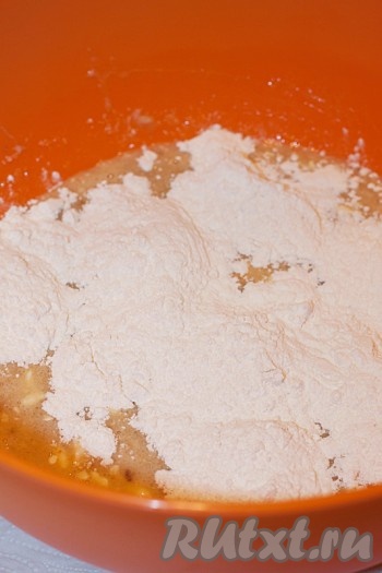 и муку, смешанную с содой.