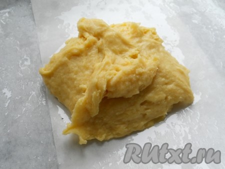 Противень застелить пергаментной бумагой, смазать растительным маслом. Выложить тесто.