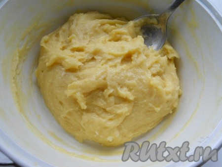 Каждое яйцо хорошо вмешивать. Я вмешивала каждое яйцо в заварное тесто рукой. Яйца сначала с тестом не хотят "дружить", но в итоге после добавления всех яиц получается однородное, мягкое заварное тесто, как на фото.