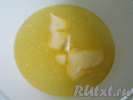 Прежде всего нужно приготовить заварное тесто, для этого в кастрюле с толстым дном на достаточно сильном огне нужно вскипятить воду с солью и сливочным маслом или маргарином. Я готовила и с маслом, и с маргарином - всегда получается отлично, можно даже использовать и растительное рафинированное масло в таком же количестве.