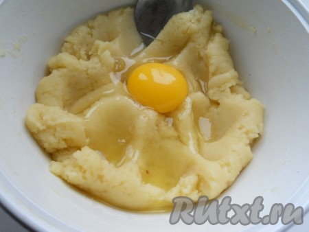 Дать тесту немного остыть и добавить по одному яйца.&nbsp;