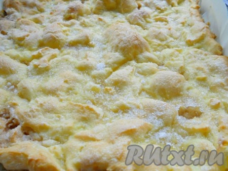 Выпекать сладкую лепёшку "Альмойшавена" в духовке, предварительно разогретой до 180 градусов, 30-40 минут. Через 15-20 минут после начала выпечки на лепёшке появятся интересные бугорки, в конце выпечки она должна быть румяной и сухой на ощупь.