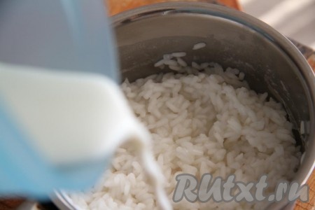 Когда вода почти выкипит, добавляем молоко и доводим до кипения.
