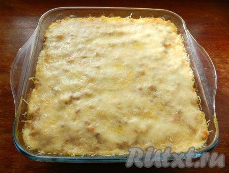 Вкусную, сочную, аппетитную лазанью, приготовленную из капусты с фаршем, достать из духовки. 
