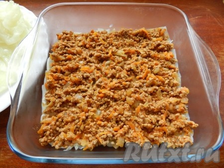 Поверх слоя капусты выложить 1/3 мясного фарша.