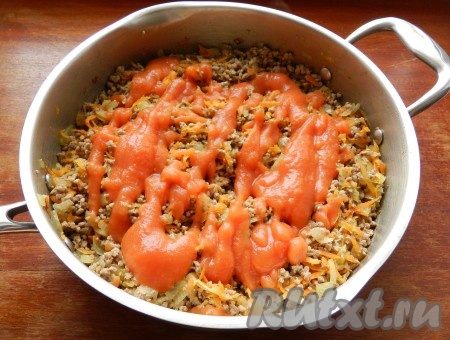 Затем к фаршу, обжаренному с овощами, влить томатный соус, перемешать и готовить ещё примерно 5-7 минут, иногда помешивая.