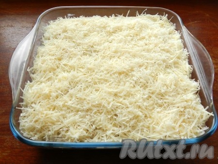 Лазанью из капусты с фаршем равномерно покрыть сверху сыром, натёртым на крупной тёрке, и отправить в духовку, разогретую до 180 градусов на 25 минут.