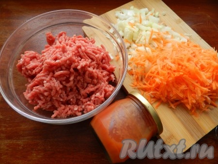 Мясной фарш для приготовления лазаньи из голубцов можно взять любой. Лук и морковку очистить. Морковь натереть на крупной тёрке. Лук мелко нарезать.