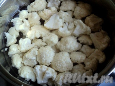 Цветную капусту разобрать на небольшие соцветия и отварить в подсоленной воде 3 минуты до полуготовности.