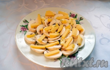 Нарезать твердый сыр (кубики, полосочки или можно даже поломать). В качестве сыра использовать можно любой твердый сыр. Можно заменить на моцареллу. Главное, чтобы сыр плавился при запекании.
