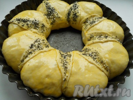 Смазать сегменты теста желтком (можно водичкой) и посыпать их кунжутом и маком.