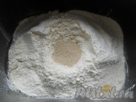 Я замешивала тесто в хлебопечке, можно замесить руками (муку смешать с солью и сахаром, добавить яйцо, &nbsp;влить воду, с разведенными в ней дрожжами, и замесить тесто. Дать подойти в теплом месте в течение 1 часа и далее формировать хлеб). В ведерко хлебопечки поместить все продукты согласно инструкции к вашей модели.
