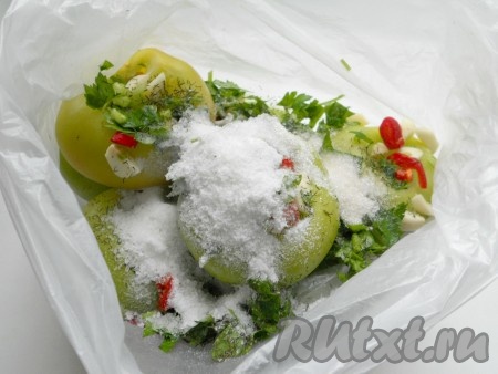 Всыпать соль и сахар.