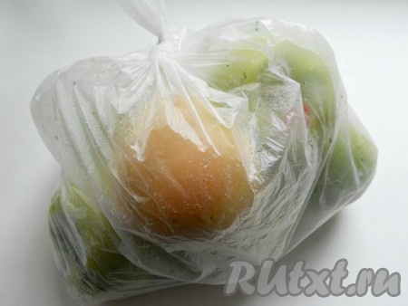 Пакет завязать, поместить еще в один, крепко завязать и хорошо потрясти, чтобы все специи распределились равномерно.