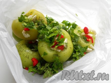 Петрушку измельчить и добавить к помидором вместе с укропом.